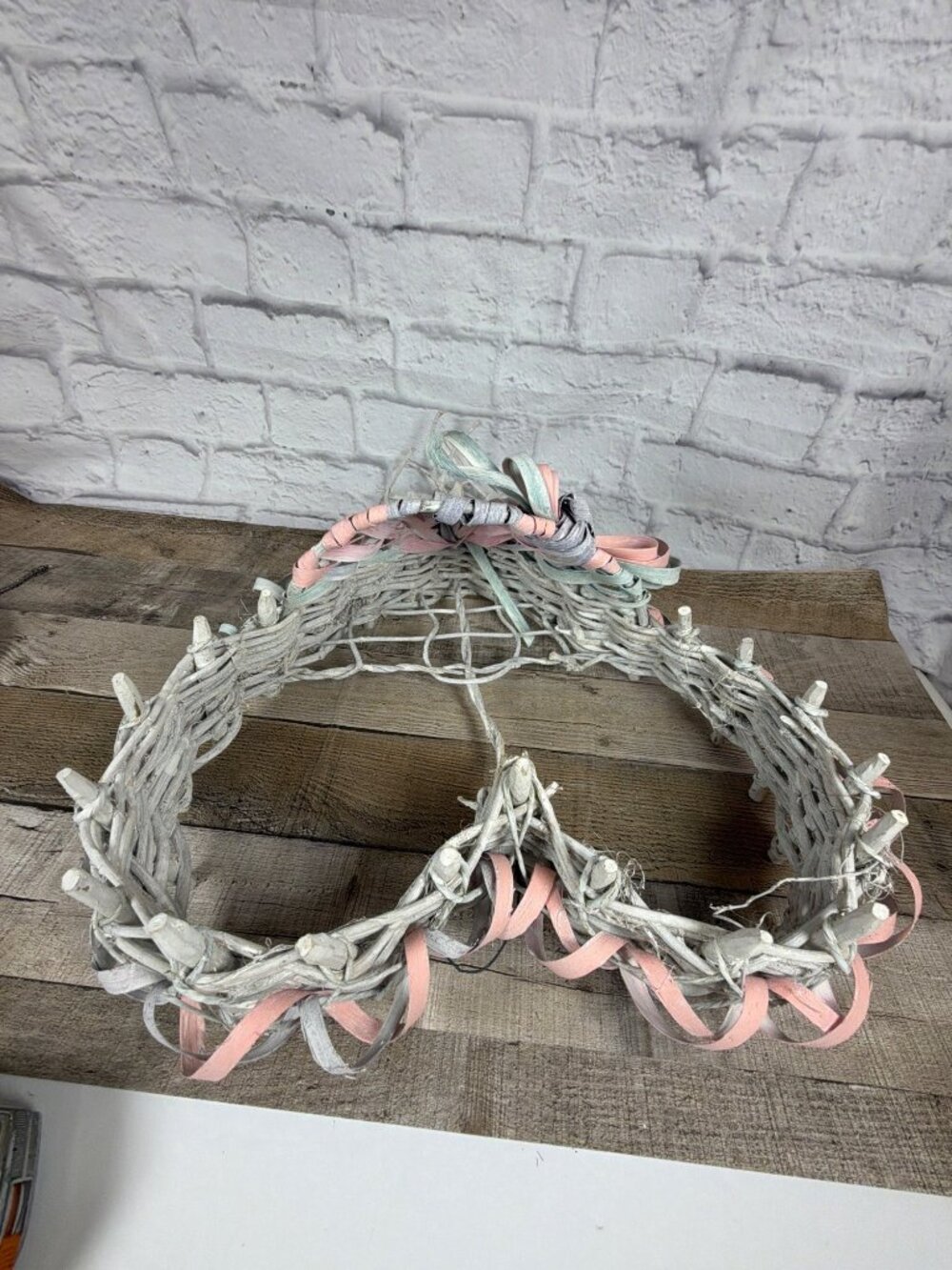 VTG Shabby Chic Cottage Core Wicker Heart Wall Basket Pink Floral Towel Holder - Picture 15 of 16
